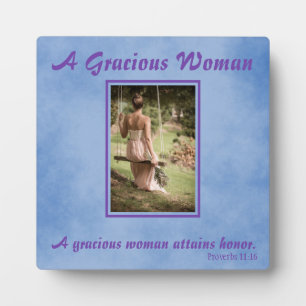Placa Expositora Una Mujer Agraciada Pergamino Azul