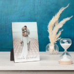 Placa Expositora Una Pareja De Foto Recuerda Este Momento Diciendo<br><div class="desc">Una Pareja De Foto Recuerda Este Momento Diciendo. Gran regalo para recién casados y parejas. Simplemente reemplace la foto de muestra con su propio favorito de orientación vertical y de alta resolución. Cita romántica Recuerde que este momento está en un guión elegante en la parte inferior. Puede cambiar el color...</div>