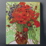 Placa Expositora Van Gogh Red Poppies y Daisies Plaque<br><div class="desc">placa Van Gogh Red Poppies y Daises. Óleo sobre lienzo de 1890. Un colorido cuadro florido de Van Gogh, aunque no tan famoso como su célebre jarrón de girasoles, esta obra representa otra entrada encantadora en el extenso catálogo del artista de telas florales. Un gran regalo para los aficionados a...</div>