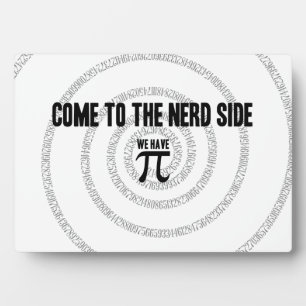 Placa Expositora Ven al nerd para el estilo tipográfico de Pi