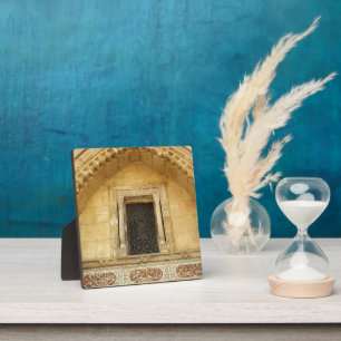 Placa Expositora Ventana tallada marrón de madera en iglesia copta 