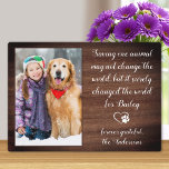 Placa Expositora Veterinaria Gracias Mascota Personalizada Foto<br><div class="desc">Diga 'Gracias' a su maravilloso veterinario con placa fotográfica mascota personalizada. "Salvar a un animal puede no cambiar el mundo, pero seguramente cambió el mundo por ‘tu nombre de perro'... ¡siempre agradecido... !" Personaliza con el nombre del mascota y la foto favorita. Esta placa de apreciación veterinaria será un regalo...</div>