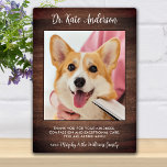 Placa Expositora Veterinaria Gracias Personalizado Mascota Foto Rus<br><div class="desc">¡Diga 'Gracias' a su maravilloso veterinario con una preciosa placa fotográfica mascota personalizada del perro! Personaliza con el nombre del mascota y la foto favorita. Este regalo de apreciación veterinaria será un tesoro. Personalizar de Vet Assistant, Vet Tech o Veterinary Title. DERECHOS RESERVADOS © 2020 Judy Burrows, Black Dog Art...</div>