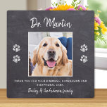 Placa Expositora Veterinarian Thank You Paw Prints Custom Pet Photo<br><div class="desc">Say 'Thank You' to your wonderful veterinarian with a cute personalized pet photo plaque from the dog! Personalize with the pet's name & favorite photo. This veterinary appreciation gift will be a treasure keepsake. COPYRIGHT © 2020 Judy Burrows, Black Dog Art - All Rights Reserved. Veterinarian Thank You Paw Prints...</div>