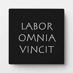 Placa Expositora Vincia de la omnia laborista