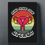 Placa Expositora Vintage te importa tu propio regalo feminista Uter<br><div class="desc">Vintage Mind Your Own Uterus Cute Feminist Git Reproductive Rights Shirt Pro Choise Derechos reproductivos,  feministas,  escocesas,  vintage,  feminismo,  ideas de regalo,  mi cuerpo mi elección,  poder chica,  mujeres,  igualdad,  fuerte,  rosa,  chica,  igualdad,  aborto,  cuterio,  pro elección,  útero,  derechos de la mujer,  derecho al aborto,  lgbtq,  mujer, choise, giros</div>