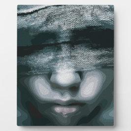 Placa Expositora Visión Unida: Silencio Compelado