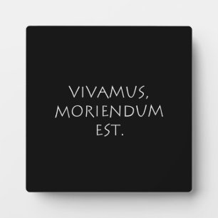 Placa Expositora Vivamus Moriendum Est