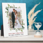 Placa Expositora Watercolor Greenery Berries Foto Recién Jugada<br><div class="desc">Moderno y elegante Minimalista Nuestra primera placa de fotografía Boda de Navidad recién casada incluye Elegante vegetación acuática,  hojas de eucalipto y bayas holly.</div>