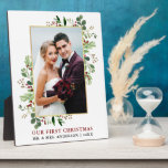 Placa Expositora Watercolor Greenery Gold Nuestra Primera Foto De N<br><div class="desc">Elegante color de agua verde invierno Nuestra primera placa de fotografía Boda de Navidad recién casada incluye hojas de eucalipto y bayas rojas. Marco dorado.</div>