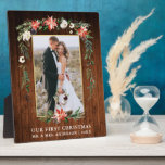 Placa Expositora Watercolor Poinsettia Wood Nuestra Primera Navidad<br><div class="desc">Elegante acuarela Poinsettias Nuestra primera placa de fotografía Boda de Navidad recién casada incluye hermosas poinsettias de color rojo acuático,  vegetación botánica,  follaje de invierno,  bayas huecas,  rosas blancas,  algodón,  conos de pino y bayas azules. Marco dorado. Impresión rústica de madera de campo.</div>