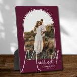 Placa Expositora Wedding Arch Photo Burgundy<br><div class="desc">A special keepsake features your wedding photo in an elegant arch design with the text "Married" in chic text along with your names and wedding date on a burgundy background. Beautiful gift for your family and a fabulous memory to display in your own home. BACKGROUND color can be changed! MORE...</div>