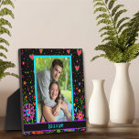 Placa Expositora Whimsical Love Hearts Foto Nombres personalizados<br><div class="desc">Fun Modern Love Easel Photo Message Plaque - obras de arte coloridas y elegantes perfectas para parejas. Estas divertidas placas personalizadas de fotos de amor hacen grandes keepsakes para la familia, amigos, compañeros de trabajo, profesores, etc. El regalo perfecto para tu San Valentín. Placas más modernas, florales y motivacionales en...</div>