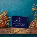 Placa Expositora Wifi Contraseña Rótulo Navy Azul<br><div class="desc">Firma de contraseña WiFi moderna para compartir la información de su red con los huéspedes. Perfecto para casas de playa,  alquiler Airbnb,  habitaciones de alojamiento y desayuno y más. Diseño moderno minimalista en azul marino y blanco con escritura elegante y tipografía simple y fácil de leer.</div>