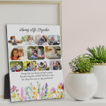 Placa Expositora Wildflower Love Life Together 11 Foto<br><div class="desc">Muestra de fotos de flores silvestres de bonito personalizada con 11 de tus fotos favoritas y tu texto personalizado, como "amar la vida juntos" y tu redacción o sentimiento personalizado. Las fotos se muestran en formas redondeadas de rectángulo y, si tiene algún problema con la colocación, intente recortar la imagen...</div>