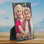 Placa Expositora XOXO Mejor Amigos Foto Guión Dorado BFF<br><div class="desc">¡Un regalo para su bienestar por un cumpleaños o el Día de Galentine! XOXO en letras en negrita de guiones dorados,  así como sus nombres personalizados y su foto.</div>