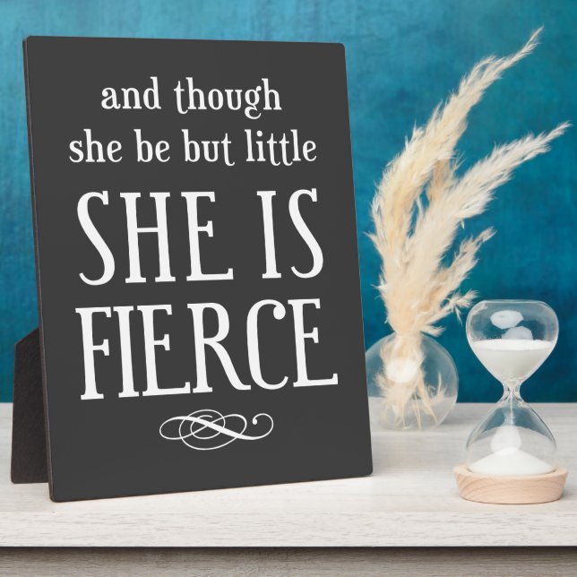 Placa Expositora Y aunque sea pequeña, es feroz. (Lado)