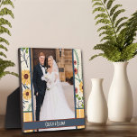 Placa Expositora Yellow Daisy Stripe Foto Nombres personalizados Ne<br><div class="desc">Divertido y moderno Daisy Easel Photo Message Plaque - colorido y elegante arte perfecto para parejas. Estas divertidas placas personalizadas de plaquitas fotográficas hacen grandes keepsakes para la familia, amigos, compañeros de trabajo, profesores, etc. El regalo perfecto para tu San Valentín. Placas más modernas, florales y motivacionales en mi tienda....</div>