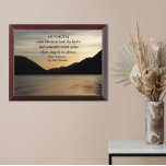 Placa panorámica Desiderata Verse Lake Sunset<br><div class="desc">Placa de pared de madera que muestra la foto del paisaje de una dramática puesta de sol en el lago y siluetas de montaña junto con un inspirador verso del popular poema de Desiderata escrito por Max Ehrmann. Seleccione su tamaño de placa. ¡Hace un regalo para la familia y los...</div>