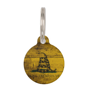Placa Para Mascotas Bandera de Gadsden en grano de madera viejo