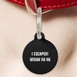 Placa Para Mascotas Black I Escapé De Mwah Ha Funny<br><div class="desc">Añade algo de humor a los accesorios de tu mascota con esta etiqueta negra. Presentando el divertido mensaje: "¡Escapé! Mwah ha, " esta etiqueta es perfecta para los dueños de mascotas que disfrutan de una buena risa. Fabricado con materiales duraderos y diseñado para una legibilidad clara, esta etiqueta garantiza la...</div>