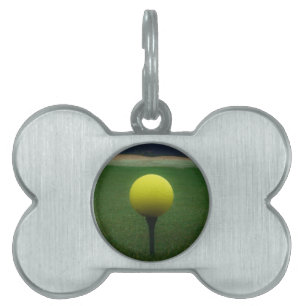 Placa Para Mascotas Bola de golf amarilla en un campo de golf de monta