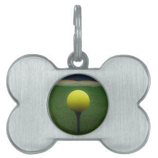 Placa Para Mascotas Bola de golf amarilla en un campo de golf de monta