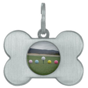 Placa Para Mascotas bolas de golf de colores vivos en una montaña