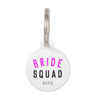 Placa Para Mascotas Bride Squad Bachelorritas de color rosa caliente