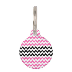 Placa Para Mascotas Chevron negro y rosa caliente por Shirley Taylor