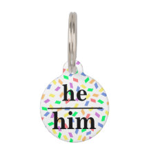 Él pronuncia y nombra la etiqueta de mascota redon