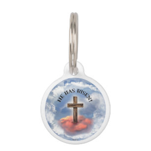 Placa Para Mascotas Él tiene cruz rugosa subida con las nubes