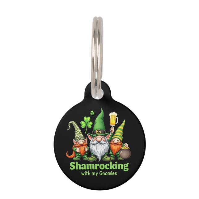 Placa Para Mascotas Festejando con mis gnomitos divertidos St. Patrick (Anverso)