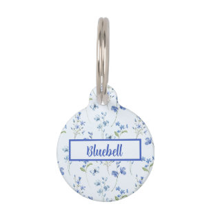 Placa Para Mascotas Flores azules dulces reales sobre azul pálido