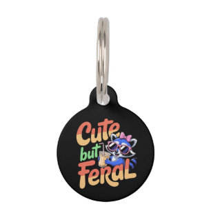 Placa Para Mascotas Lindo Pero Feral Divertido Adorable Mapache Retro 
