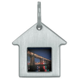 Placa Para Mascotas Luces bajo el puente
