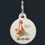 Placa Para Mascotas Momma Fox y Baby Watercolor Ilustracion<br><div class="desc">Etiqueta de mascota mate diseñada con una imagen acuarela de una madre y un zorro bebé. El joven zorro está mirando a su madre con amor y aprecio. Ambos sentados sobre un poco de césped. colores naranja y canela.</div>