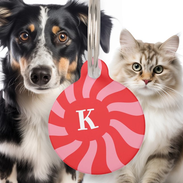 Placa Para Mascotas Monograma rosa rosa rojo brillante retro giratorio (Retro sunburst swirl light red pink monogram bold pet ID tag)