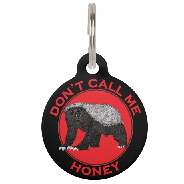 Placa Para Mascotas No me llames Honey Badass Honey Badger Red Art (Anverso)