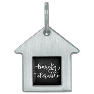 Placa Para Mascotas Orgullo Y Prejuicio - Apenas Tolerable
