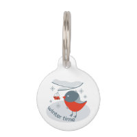 Pájaro bullfinch de invierno y bayas rojas
