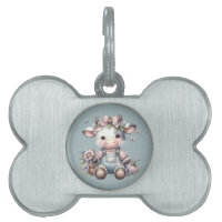 Pastel dulce de vaca bebé en overoles con flores