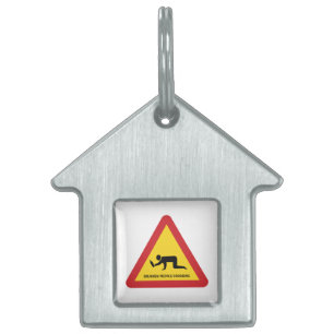 PLACA PARA MASCOTAS PERSONAS BORRADAS CRUZANDO EL RÓTULO DE TRÁFICO