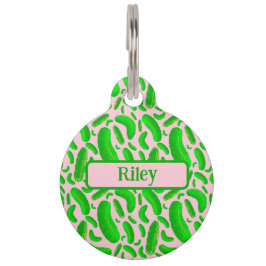 Placa Para Mascotas Pickles verdes sobre fondo rosa suave