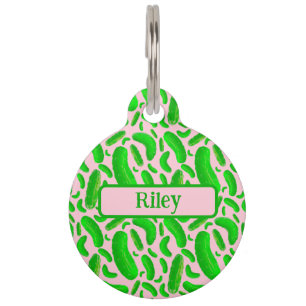 Placa Para Mascotas Pickles verdes sobre fondo rosa suave