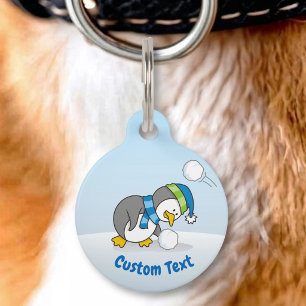 Placa Para Mascotas Pinguino pequeño recibiendo una bola de nieve