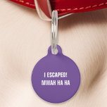 Placa Para Mascotas Purple I Escapó De Mwah Ha Funny<br><div class="desc">Trae humor a los accesorios de tu mascota con esta etiqueta morada. Presentando el divertido mensaje: "¡Escapé! Mwah ha, " esta etiqueta es perfecta para los dueños de mascotas que aman una buena risa. Fabricado con materiales duraderos y diseñado para una legibilidad clara, esta etiqueta garantiza la seguridad de su...</div>