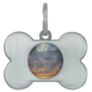 Placa Para Mascotas Rayos de luz al atardecer a través de nubes tormen