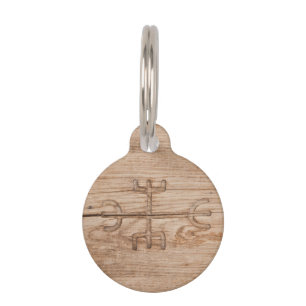 Placa Para Mascotas Runa de Viking en la madera agrietada