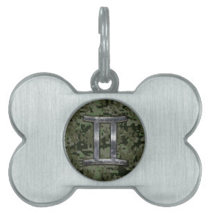 Placa Para Mascotas Símbolo zodiaco de Gemini sobre el camuflaje digit